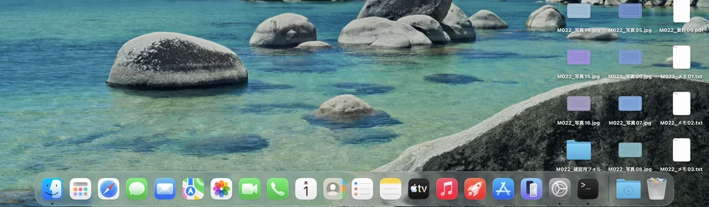 同じ画面でDockが隠れ、画面のいちばん下まで壁紙が見えている