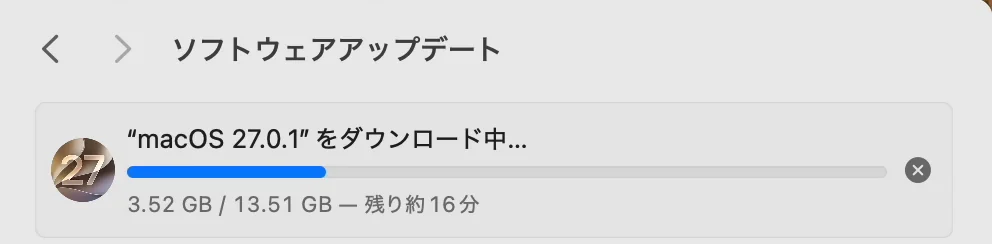 「ソフトウェアアップデート」の一番上に、“macOS 27.0.1”をダウンロード中と出ていて、青い棒の下に3.52 GB / 13.51 GB、残り約16分と書いてある