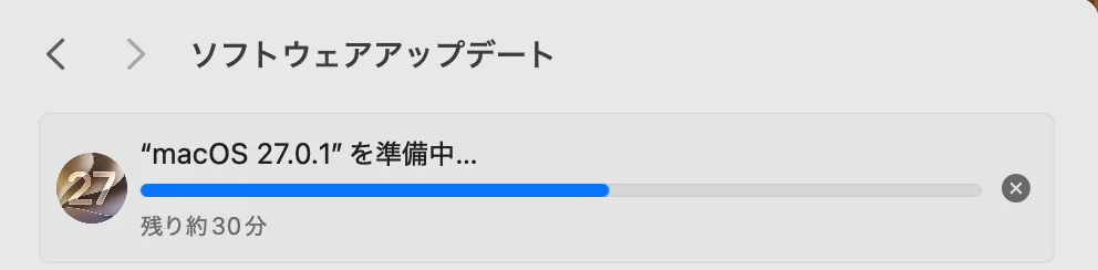 「ソフトウェアアップデート」の一番上に、“macOS 27.0.1”を準備中と出ていて、青い棒の下に残り約30分と書いてある